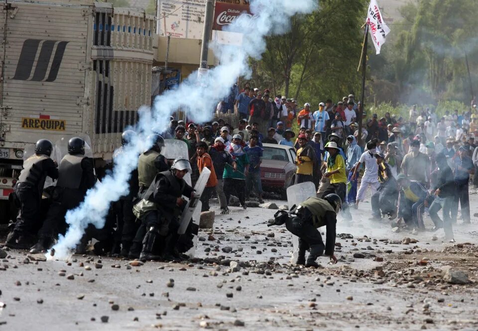 Чрезвычайное положение в перу. Протесты в каталонии 2012. Столкновения в городе. Столкновения в городе. Протесты каталонцев в испании.