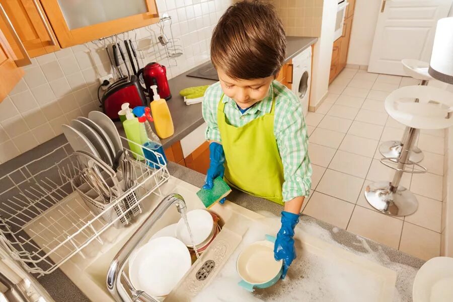 Детская посуда мытье. Самостоятельность ребенка на кухне. Ребенок моет посуду. Самостоятельность подростка. Мальчик моет посуду