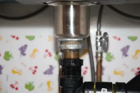 Протекает на кухне
