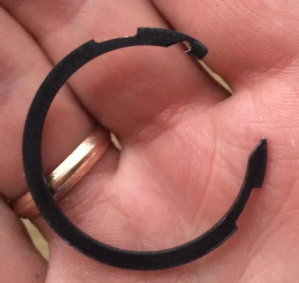 Кольцо тормозного суппорта. Задние суппорта ауди а6 с5 кватро. Стопорное кольцо суппорта ауди а6 с4. Стопорное кольцо пыльника суппорта 2112. Стопорное кольцо суппорта ауди а6 с4.