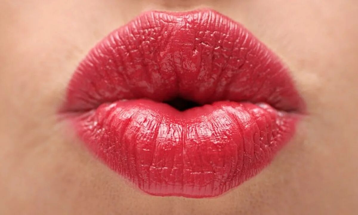 Close lips. Женские губы поцелуй. Губы поцелуйчик. Женские губы картинки. Губы женские чмок.