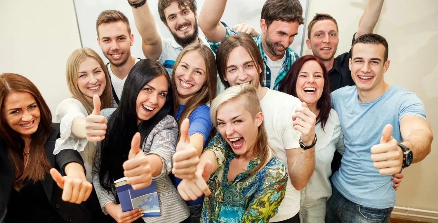 Группа российских студентов. Молодые люди. Человек радостный. Фотосессия студентов. Счастливые лица студентов.