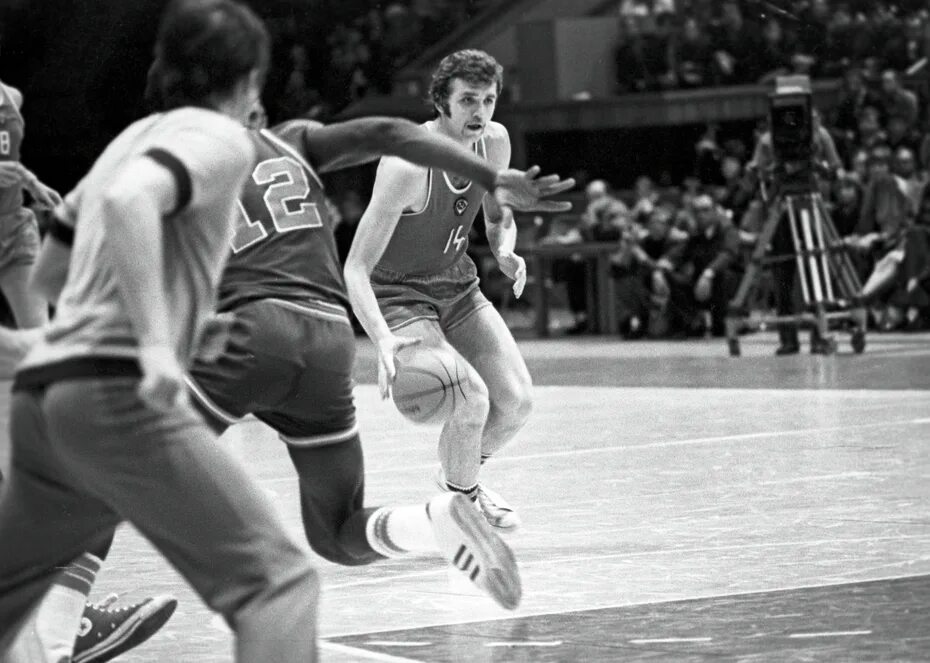 Движение вверх почему. Едешко баскетболист 1972.