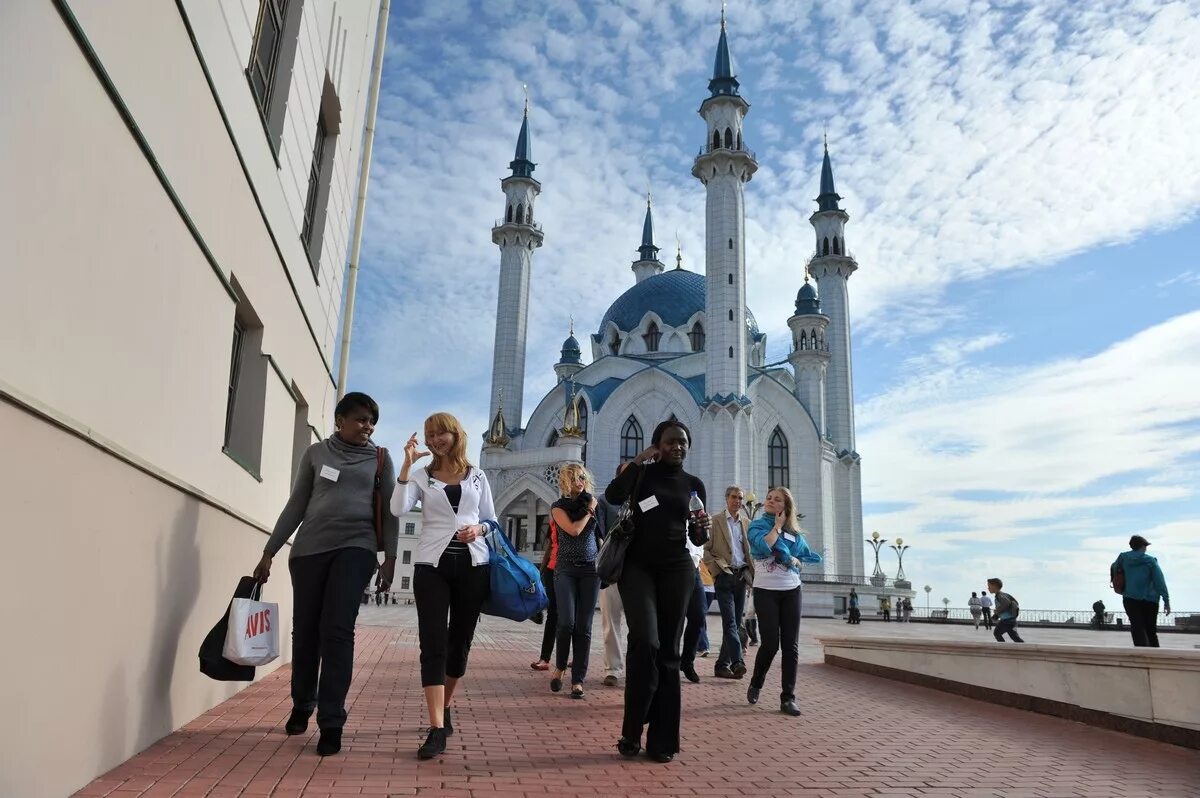 Каникулы в городе москва. Казанский Кремль Казань экскурсия. Экскурсанты Казань Кремль. Туристы в Казанском Кремле. Казань Кремль туристы.