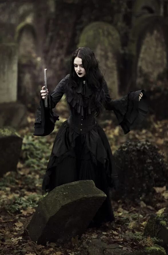 Фотосессия в стиле Готика. Ведьма в черном платье. Фотосессия в стиле ведьмы. Готические девушки. Ведьма вдова