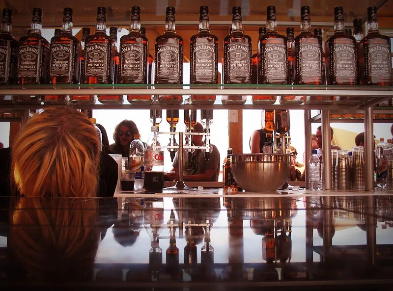 Виски бар. Бар виски на стойке. Фон для фотошопа бар. Окно в баре. Whiskey bar & museum tel aviv.