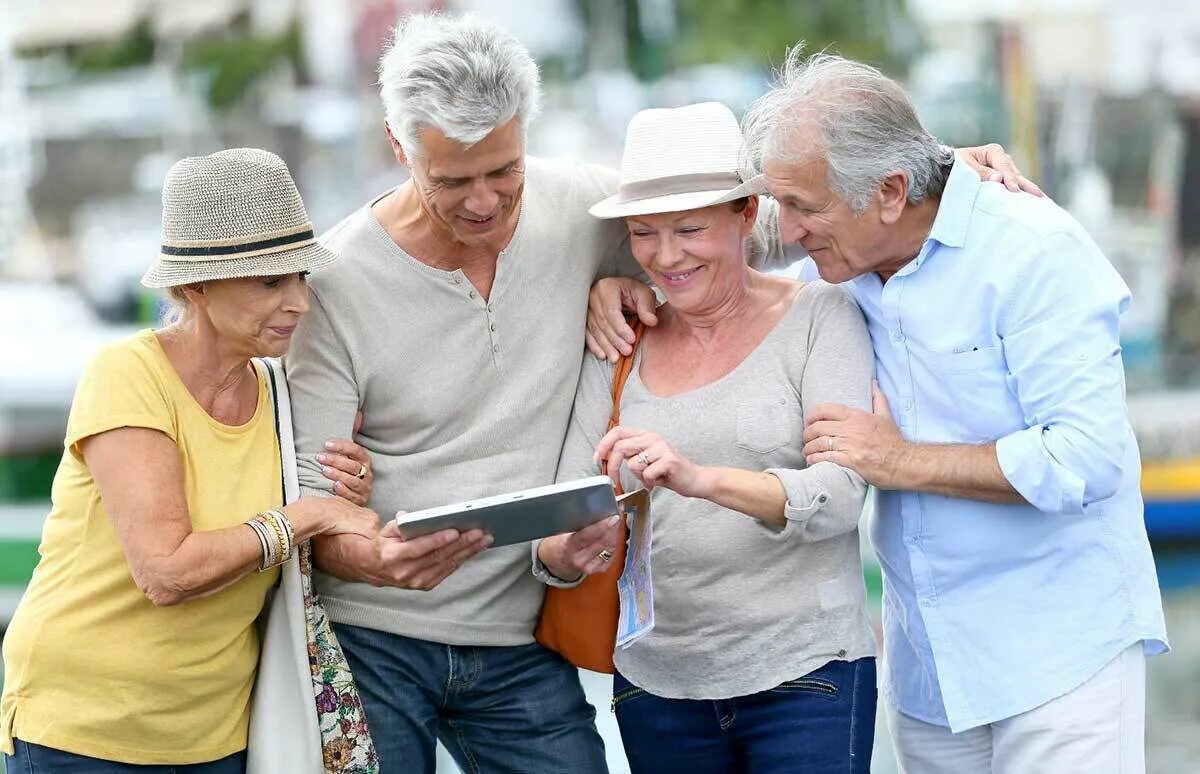 Пожилые люди. Экскурсии для пожилых людей. Пожилые туристы. Счастливые пенсионеры.