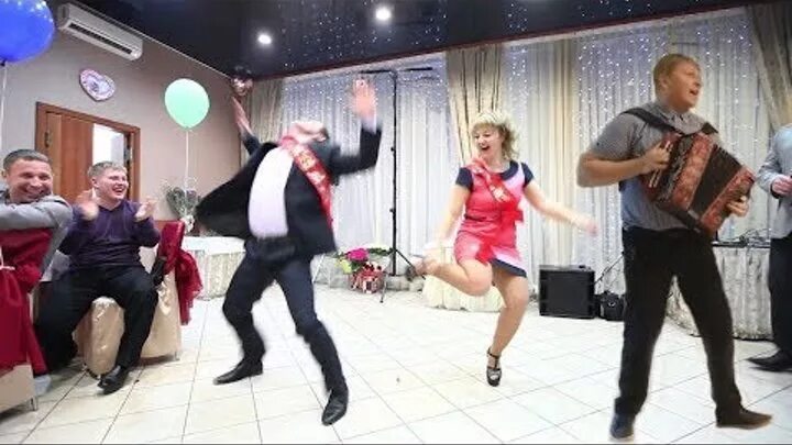 Пляски на свадьбе в деревне. Зажигает. Гармонь на свадьбе в деревне. Свадьба с гармошкой. Гармонист на свадьбе в автобусе.
