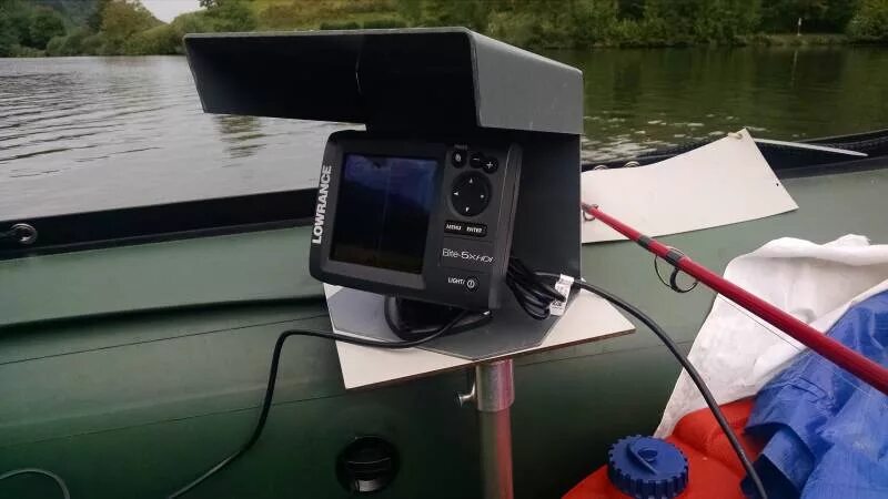 Эхолот 12 вольт купить. Подставка под эхолот Lowrance Elite-9. Держатель для эхолота Лоуренс 9 для лодки ПВХ. Крепление эхолота Lowrance 9. Держатель эхолота Lowrance fs9.