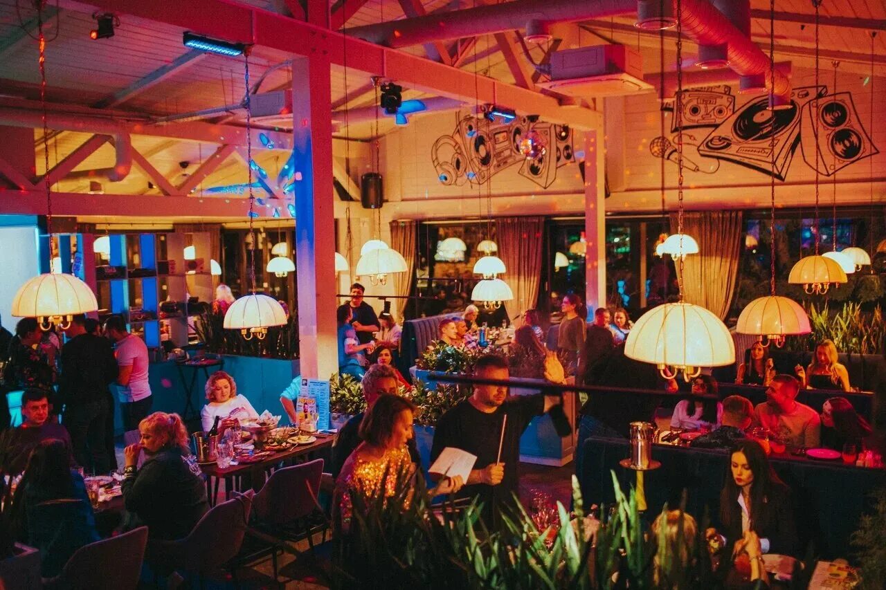 Кафе бар руки вверх ростов на дону. Руки вверх ростов семашко. Руки вверх концерт 2022. Руки вверх бар тюмень. Руки вверх калуга туса послеиаонцерта.