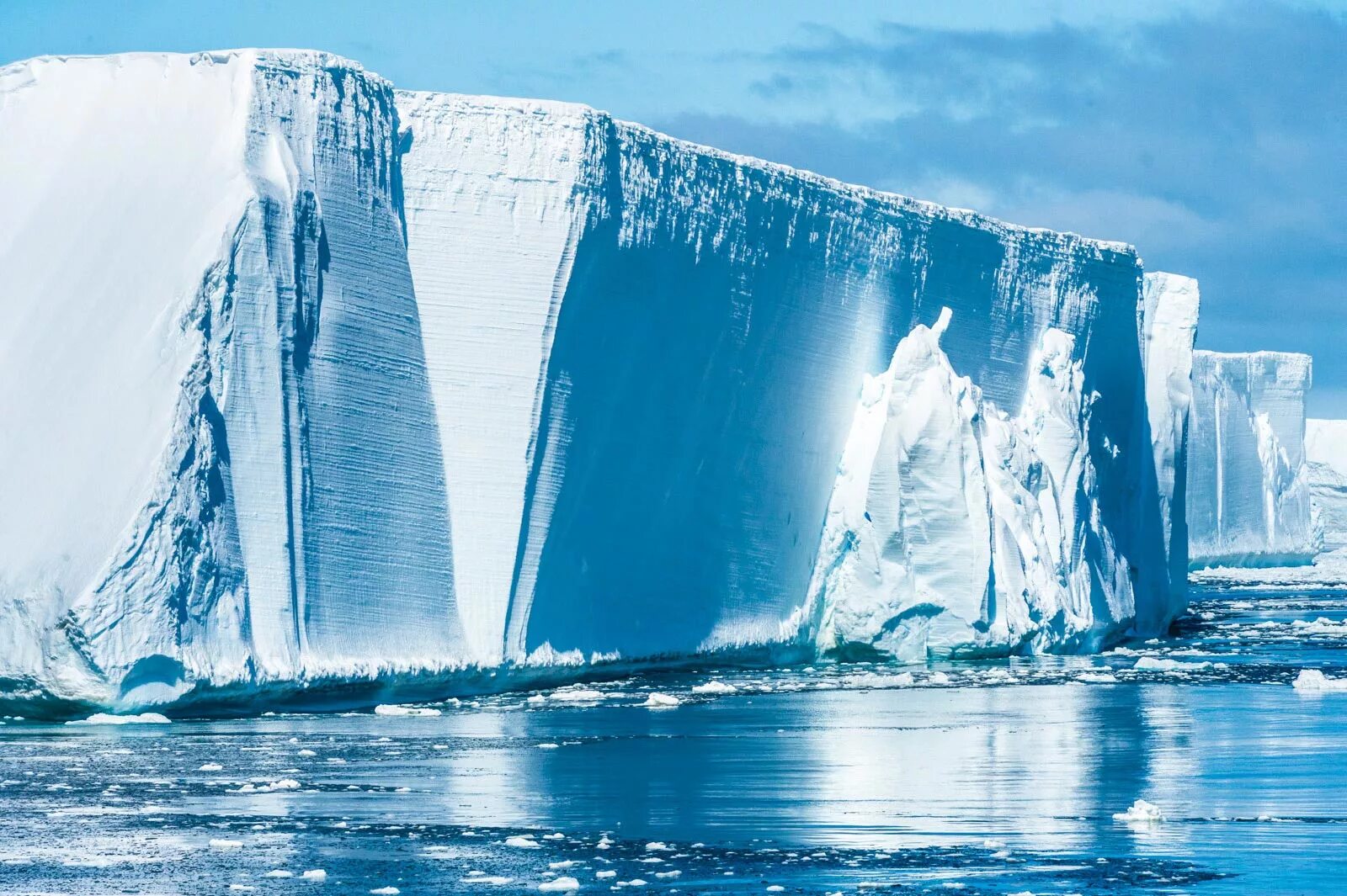 Лед толще воды. Антарктида шельфовый ледник Росса. Ледники айсберги Антарктиды. Антарктика шельфовый Айсберг. Покровные ледники Антарктиды.