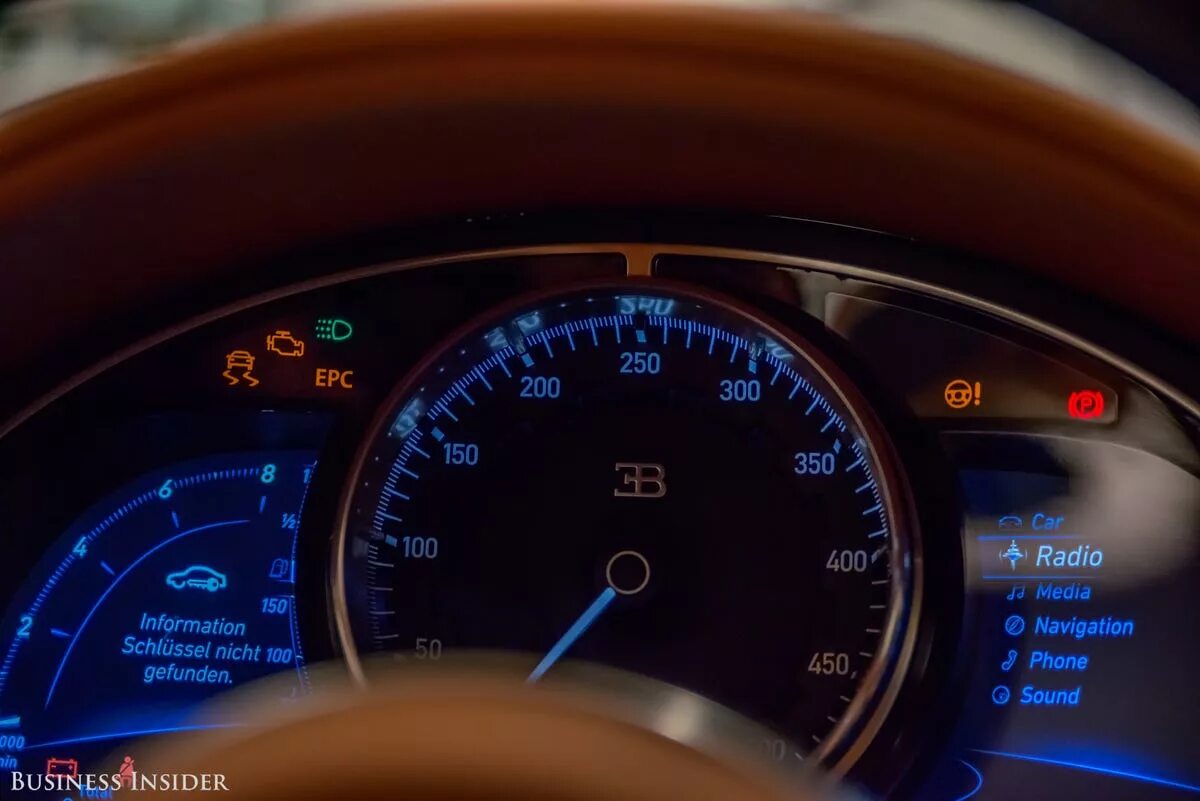 Шерон максимальная скорость. Приборная панель бугатти шерон. bugatti veyron приборная панель. bugatti chiron спидометр. bugatti chiron приборная панель.