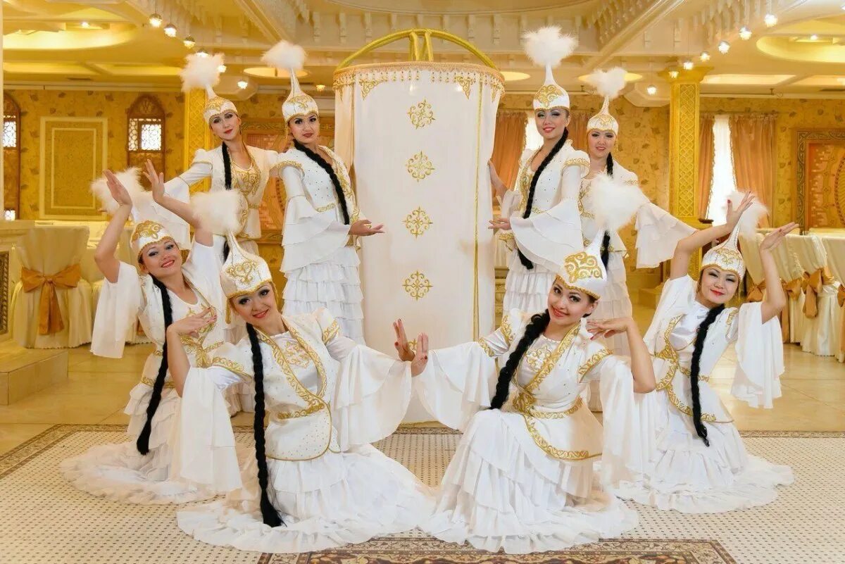 Казахская свадьба на казахском языке. Казахский свадебный наряд. Казахский свадебный костюм. Казахское национальное платье. Национальный свадебный костюм казахов.