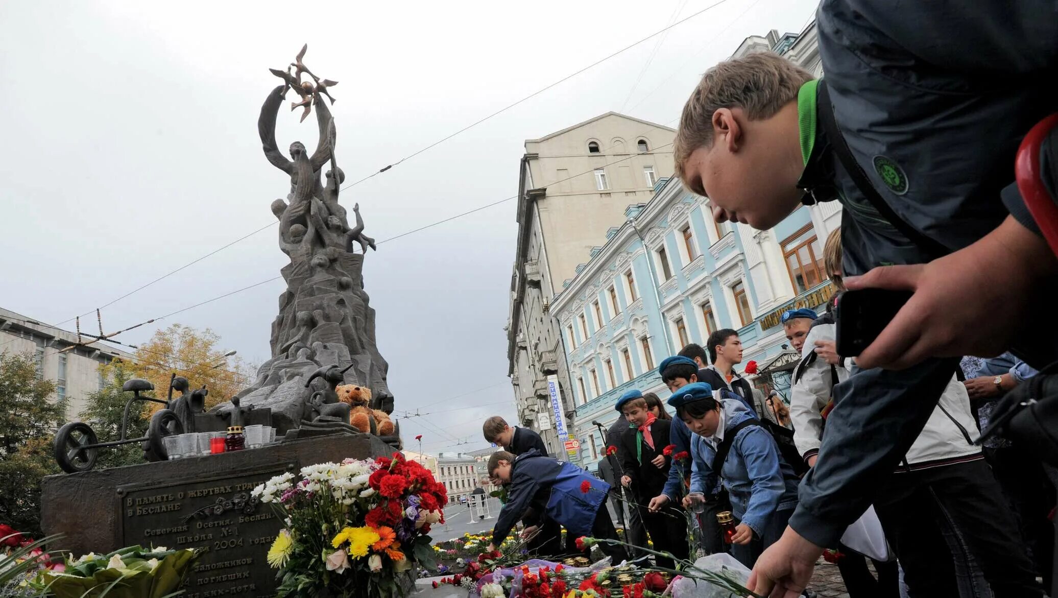 Памяти жертв теракта в москве. Памятник жертвам Беслана в Москве. Памятник в Москве посвященный трагедии в Беслане. Памятник жертвам трагедии в Беслане Церетели. В память о жертвах трагедии в Беслане Москва.