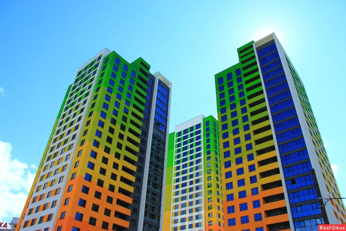 Строить цветные. Разноцветные многоэтажки. Многоэтажный дом разноцветный. Разноцветные многоэтажки в Москве. Цветные фасады многоэтажных домов.