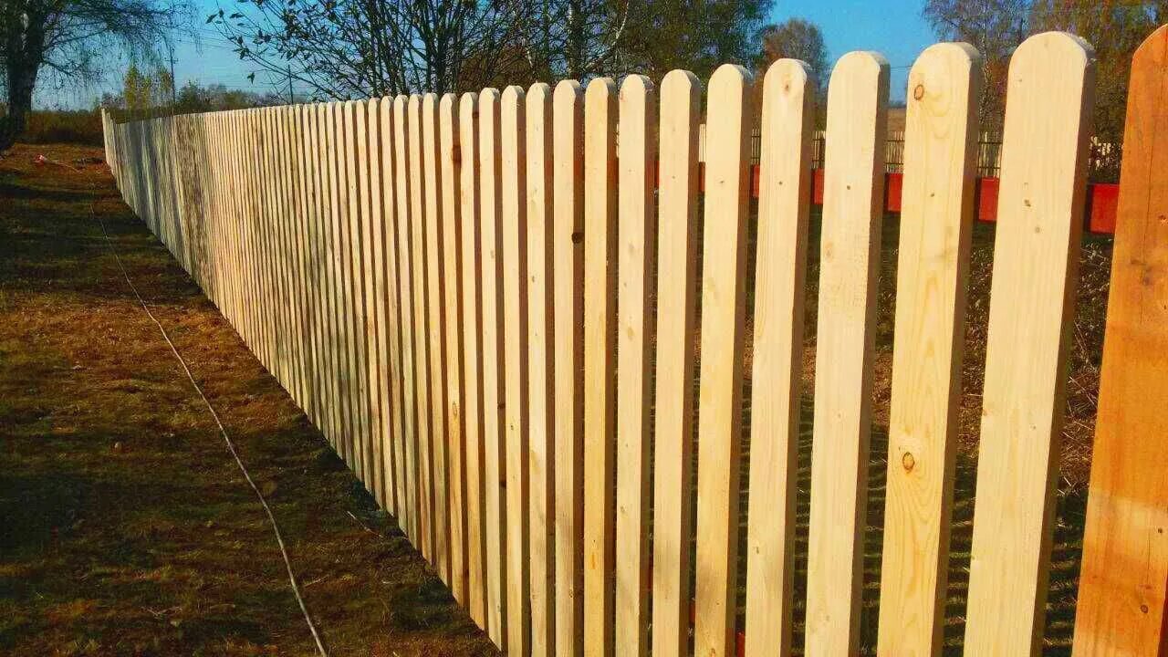 Сколько стоит метр деревянного забора. Забор штакетник деревянный. Забор из штакетника деревянного. Забор из деревянных досок. Забор из деревянного штакета.