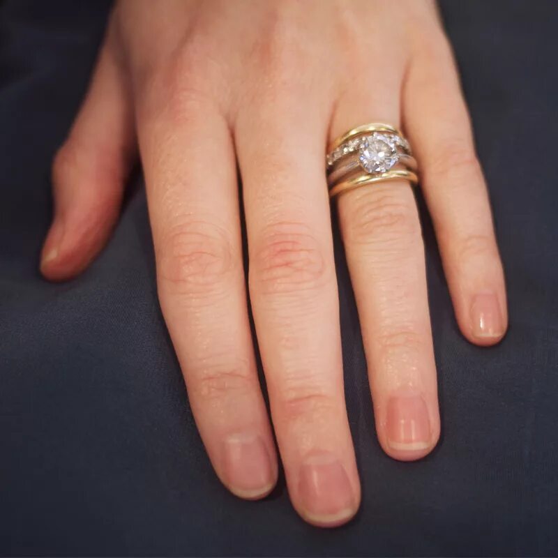 Обручальное и помолвочное кольцо. Золотое кольцо на пальце. Помолвочное кольцо на пальце. Широкие обручальные кольца.