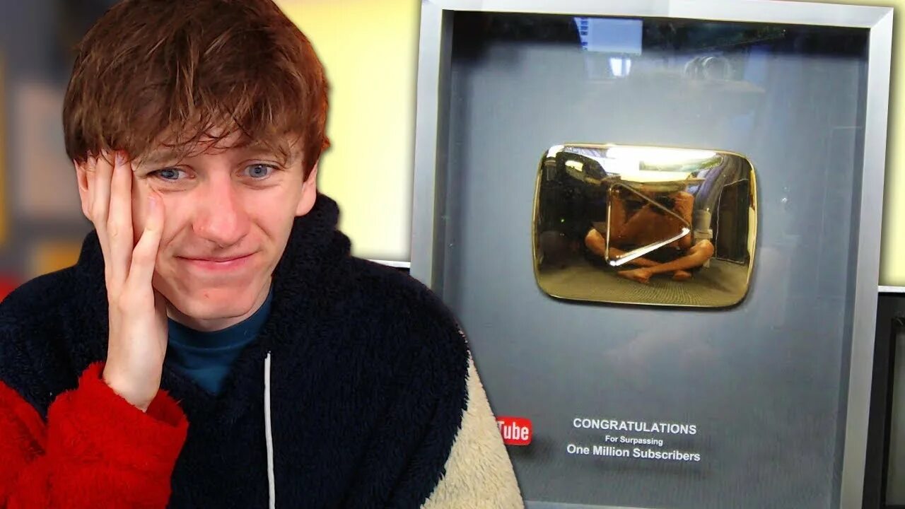 Golden play. Gold Play button. Old youtube Play button. Youtube Play button Хохлов Сабатовский. Youtube Gold Play button model.