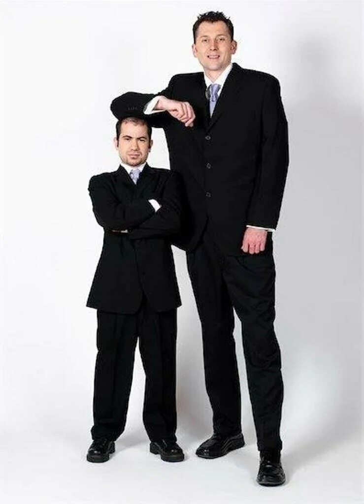 2 человека в 1 фото. Высокий человек и низйки. Разный рост. Низкий человек. Высокий рост у мужчин.