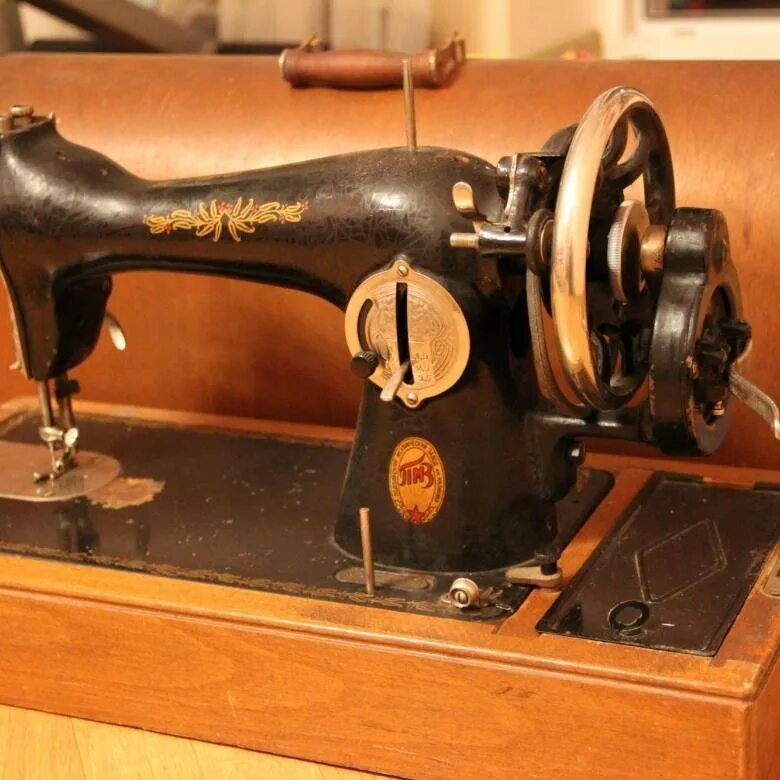 старая швейная машинка подольск. подольская швейная машина ручная с2860645. старая швейная машинка подольск. швейная машинка подольск с1750613. старая швейная машинка подольск.