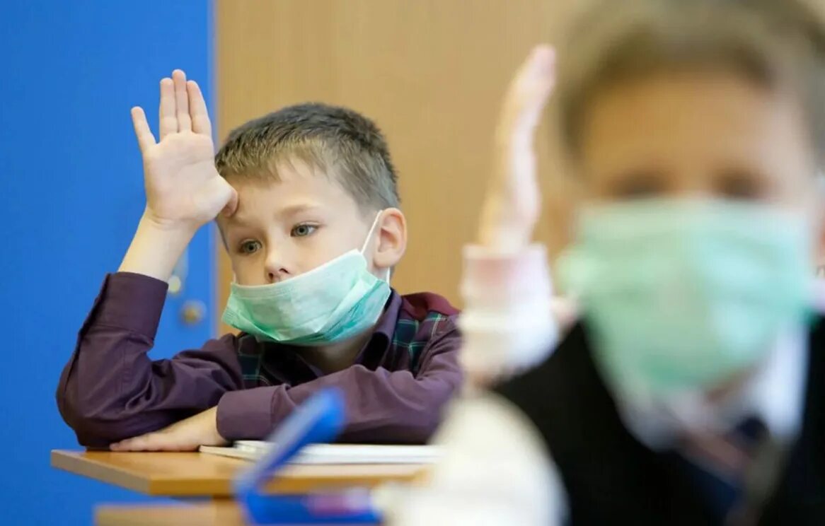 Школьники в масках. Маски в школе. В школах будут в масках. Школьники в маске в школе. Школа карантин дети в масках.