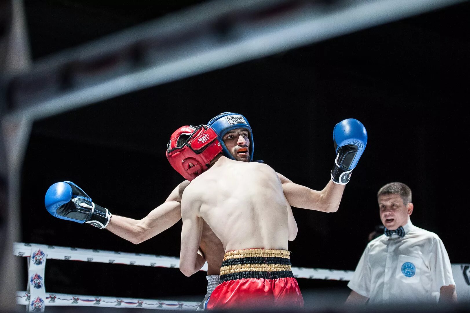 Соревнования по кикбоксингу. Гафуров айвар кикбоксинг. Экипировка для кикбоксинга. Кикбоксинг бой. Кикбоксер лоу кик.