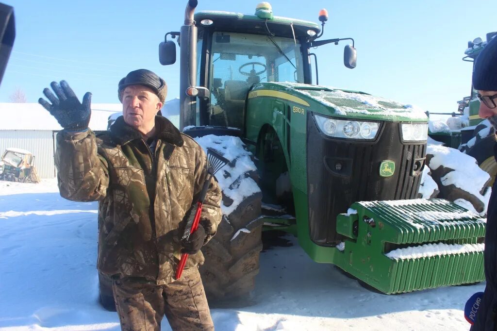 механизатор в тракторе. кх сатурн троицкий район алтайский край. мапо восток атяшевский район. механизаторы сельского хозяйства работают. механизатор.