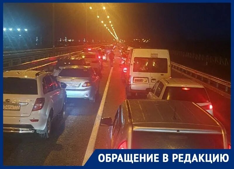 Пробка на Крымском мосту. Пробка на дороге. Пробка на мосту. Тачки на дороге.