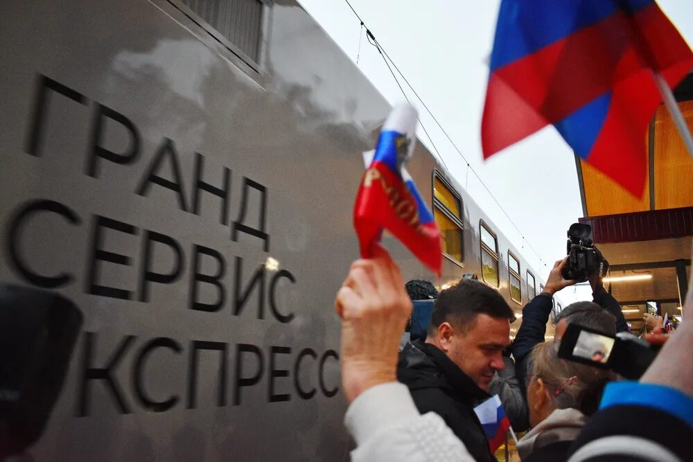 Двухэтажный поезд в крым. Поезд москва симферополь прибыл в симферополь. Поезд таврия москва симферополь. Поезд прибывает. Поезд москва симферополь фото.