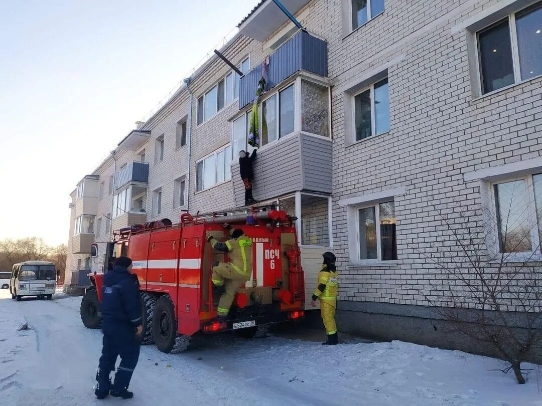 Что произошло в свободном. Пожарный балкон. МЧС Благовещенск. МЧС Благовещенск 2013. Пожарная машина 2022.