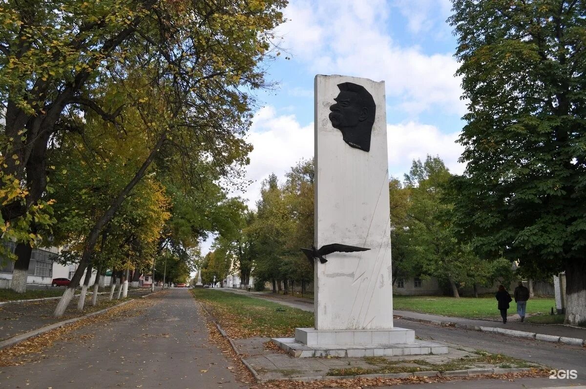 Памятник а. м. Горькому (орёл). Памятник Горькому в Орле. Стела а м Горькому орёл.