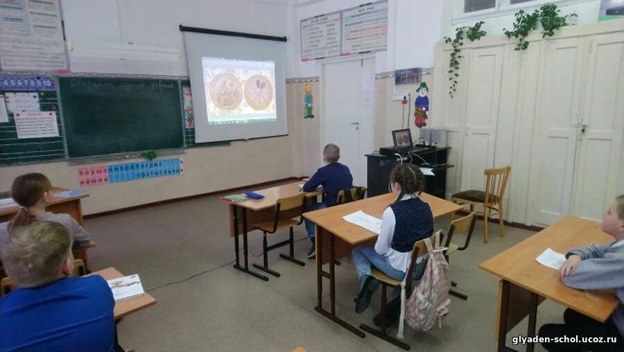 Разговоры о важном 20 апреля 2024 года 5 класс фото с классом. Первоклассники на уроке. Учитель в школе. Разговоры о важном 3-4 класс темы занятий. Дети в школе.