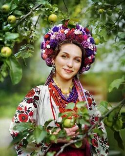 Украинка в национальном костюме
