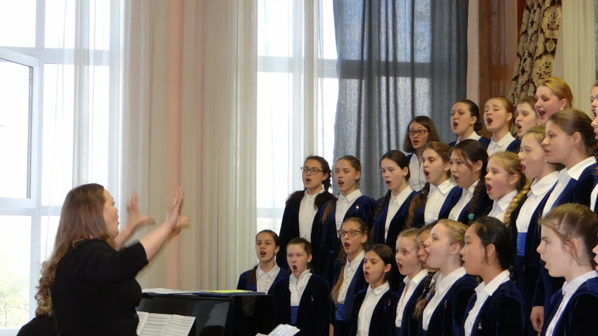 хор аврора екатеринбург лиза хрипунова. свердловский мужской хоровой колледж екатеринбург. хоровая школа 1 екатеринбург. детская хоровая школа 2 екатеринбург зал. жаворонок хоровая школа нижний новгород.