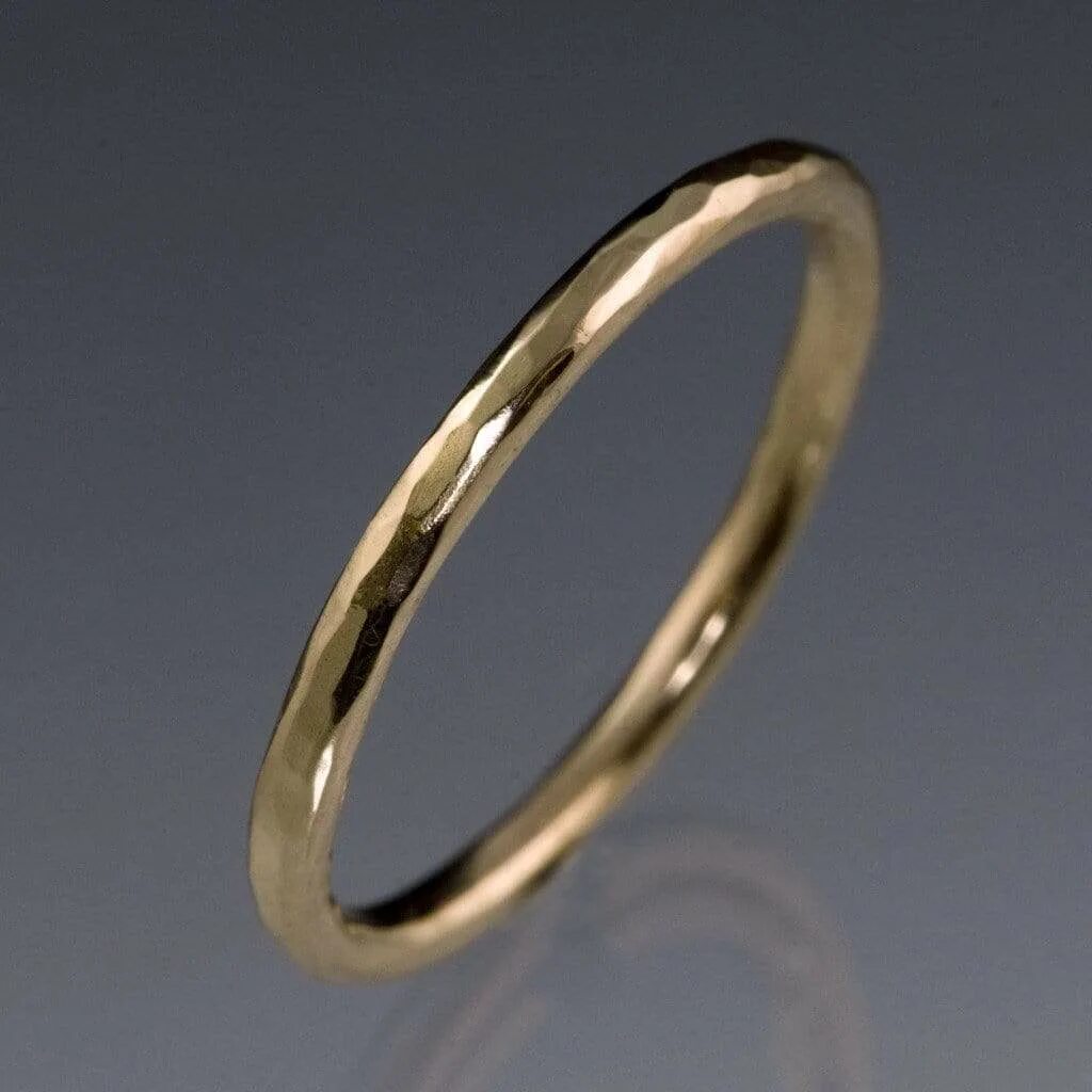 Кольца 90 мм. Тонкое обручальное кольцо. Тонкое обручальное кольцо мужское. Обручальные кольца тонкие золотые. Тонкие кольца.