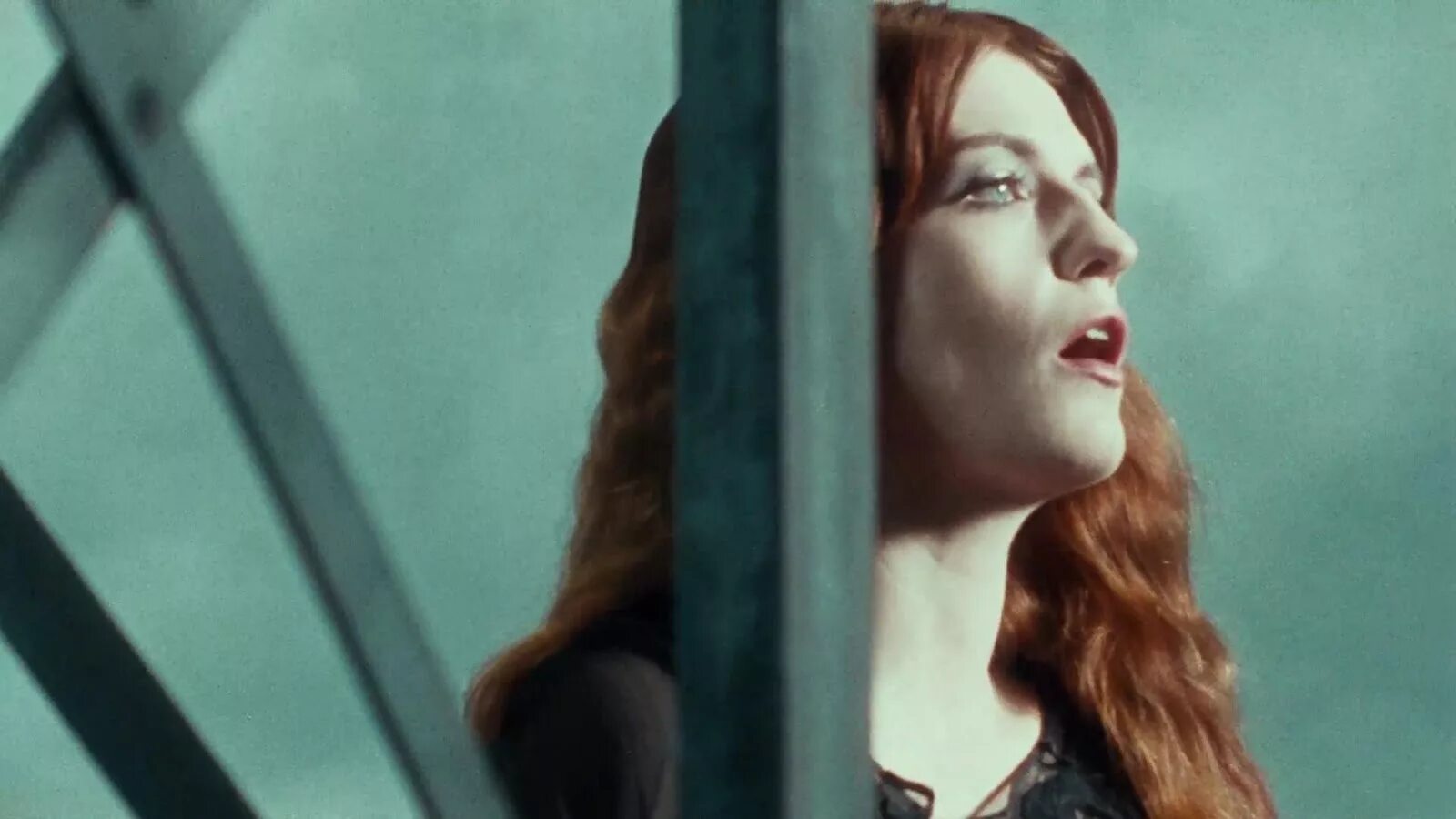 Florence the machine girl with one eye. No light no light florence the machine. флоренс клери. florence the machine 2023. florence and the machine ceremonials.