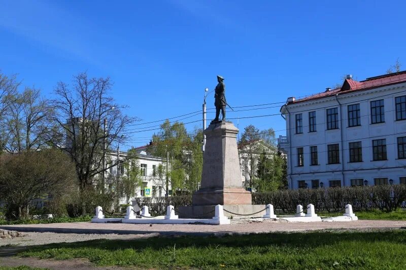 Почему памятник петру 1 стоит в архангельске. Памятник Петру i (Архангельск). Памятник Петру великому в Архангельске. Памятник Петру 1 в Архангельске фото.