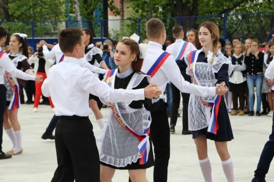 25 мая 2009 год. Выпускник младшей школы. 25 май последный звонок. Прически на 25 мая последний звонок. 25 мая в школе на улице последний звонок.