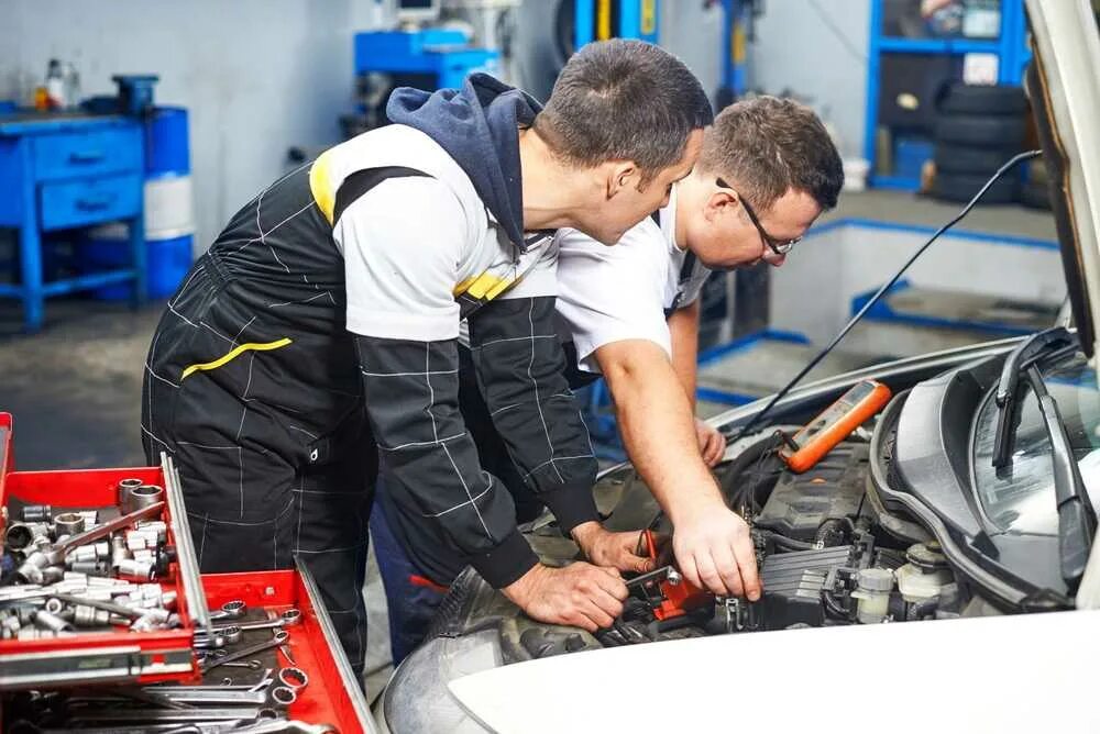 Компания ищет авто. Автомеханик. mechanics. профессиональный автомеханик. слесарь автосервиса.