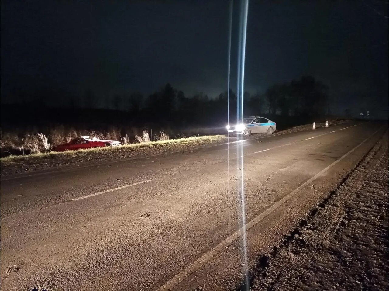 Дтп поселок орловский. Девушка на трассе. Трасса. Перевернутый автомобиль на трассе.