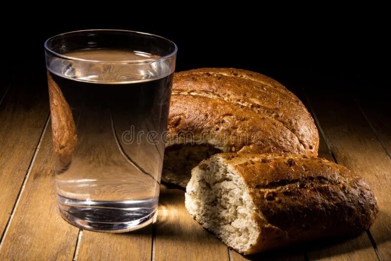 Воды и хлеба дай. Хлеб и вода. Черный хлеб и вода. Диета на хлебе и воде. Стакан воды и хлеб.