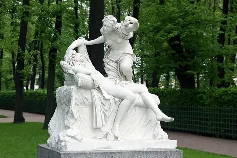 Статуя в летнем саду в петербурге