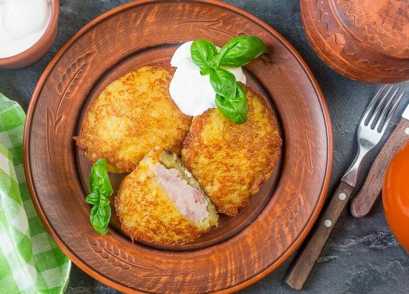 Белорусская Национальная кухня драники колдуны. Белорусская кухня драники. Белорусская еда Национальная драники. Картофельные драники с мясом. Как называются драники