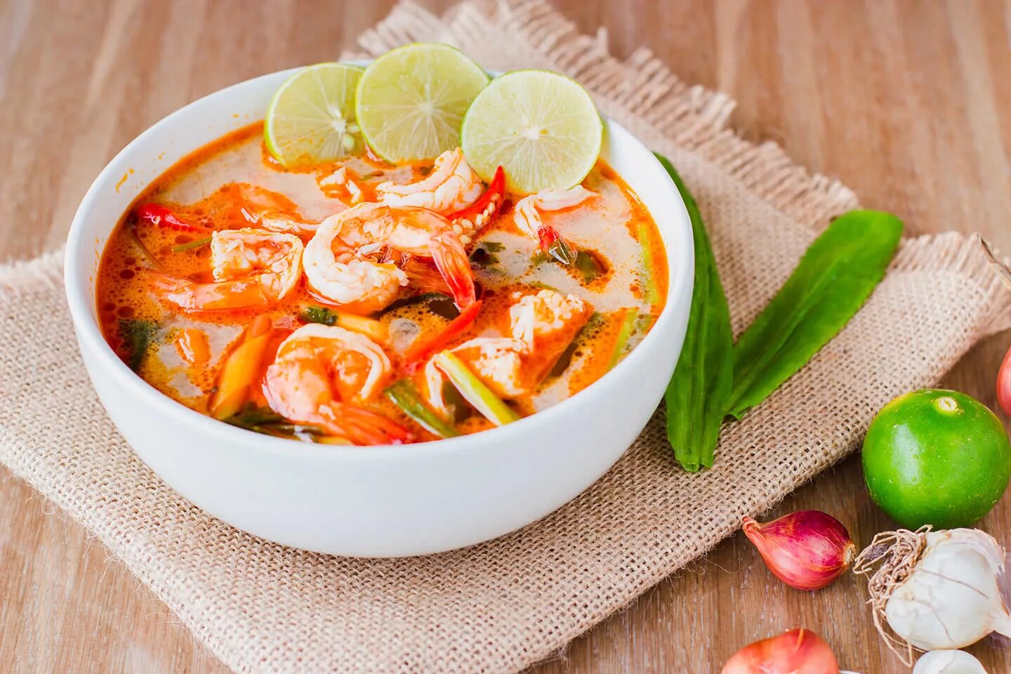 Том ям на кокосовом молоке рецепт. Tom yum суп. том ям кунг (tom yum kung). суп &quot;том ям&quot; tom yam soup.
