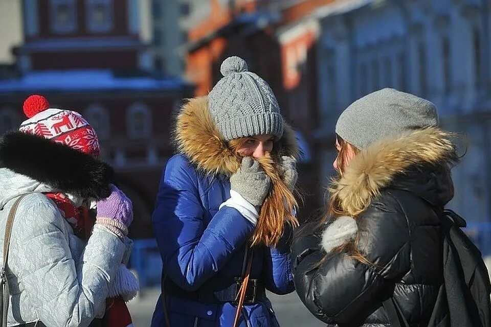 Сильный мороз в городе. Люди на улице зима. Мороз на улице. Люди в Мороз на улице. Мороз зима улица люди.