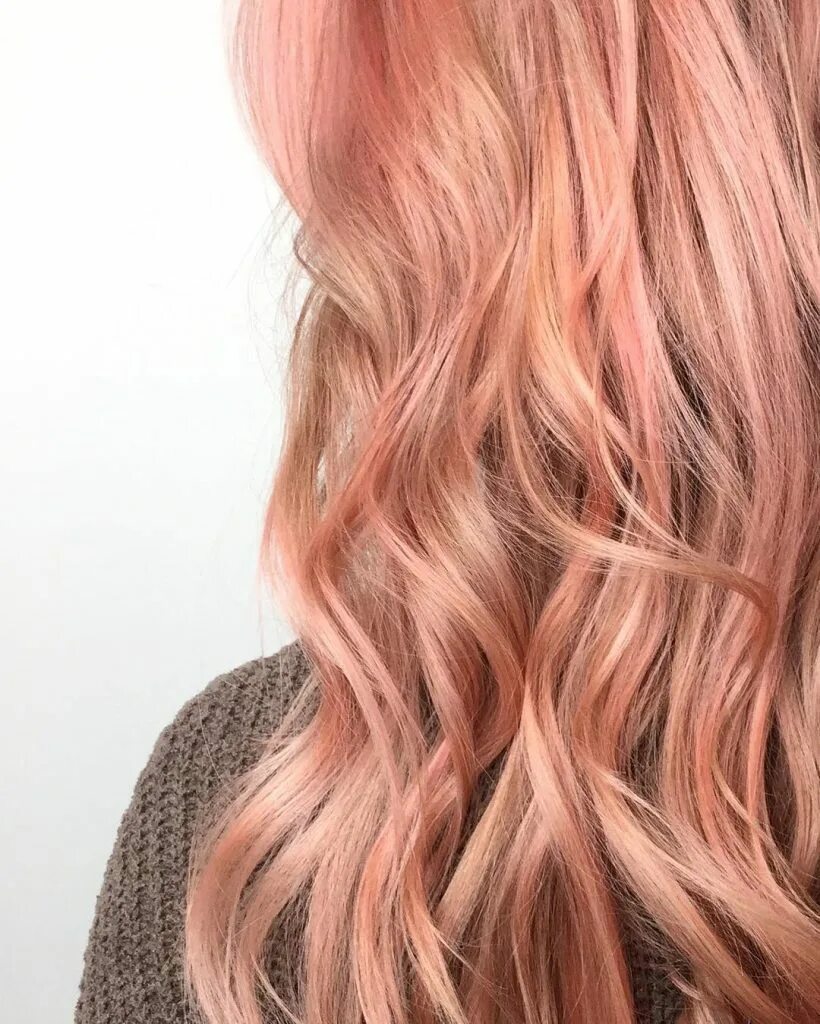 Роуз Голд карамельно розовый. Роуз Голд цвет волос. Розовый блонд. Волосы с розовым отливом.