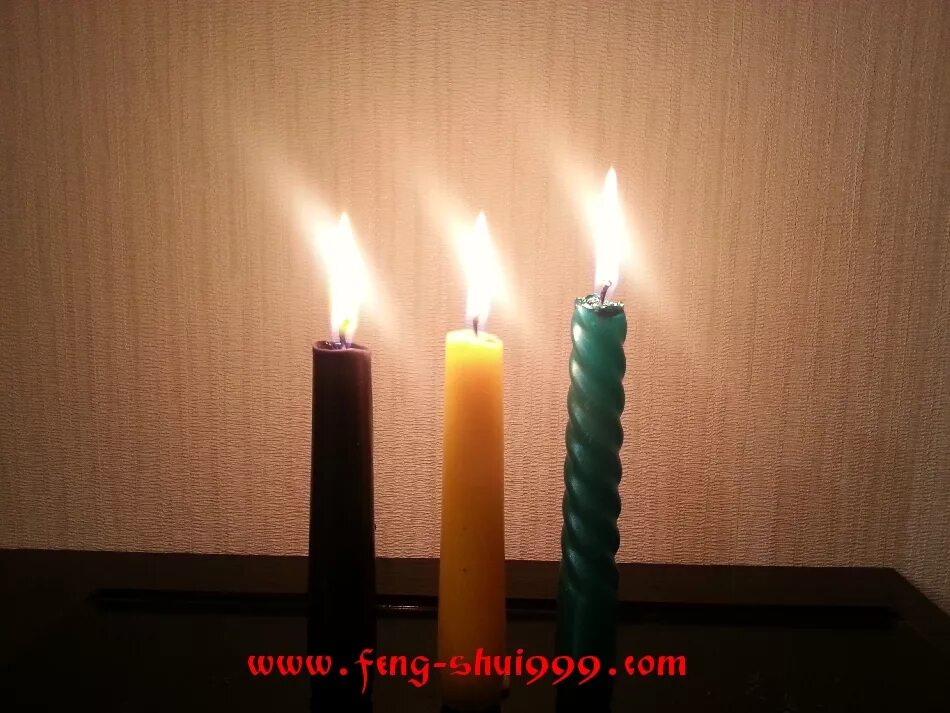 Одновременно зажгли 3 свечи 1. Свеча зеленая. Свеча красный зеленый. Три зеленых свечи. Свечи черная и зеленая.