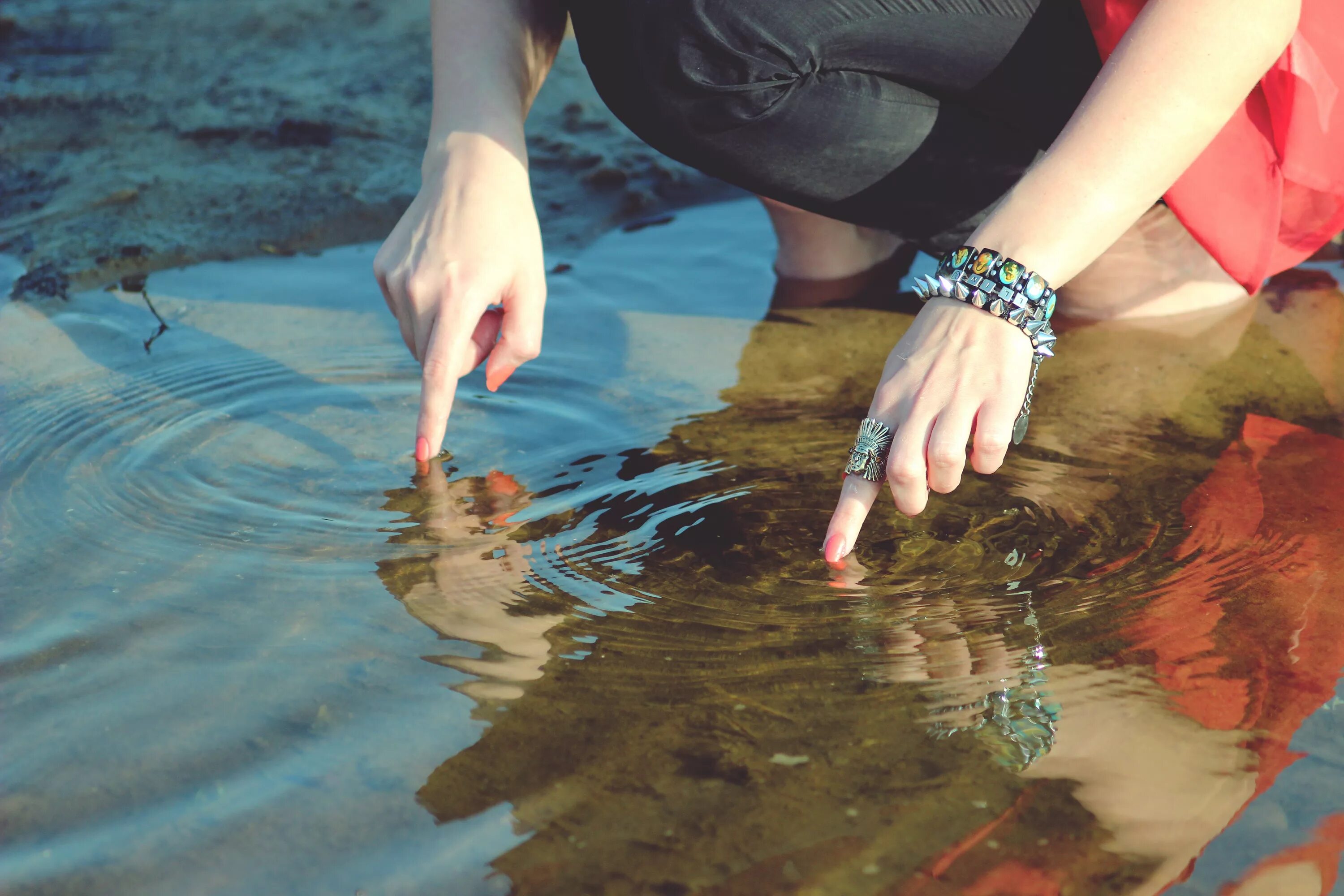 Подарив людям воду. Вода в руках. Отражение руки в воде. Женская рука в воде. Отражение человека в воде.