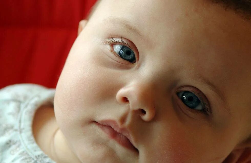 Почему у новорожденного глазки. Глаза новорожденного ребенка. Мешки под глазами у ребенка. Синяки под глазами у грудничка. Круги под глазами у ребенка грудничка.