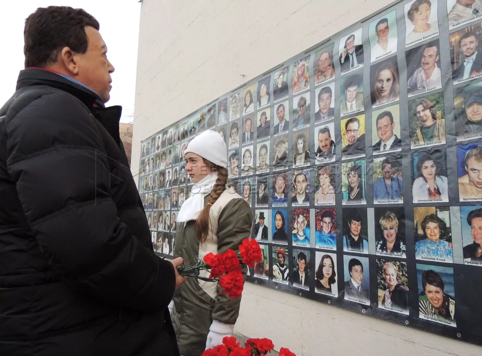 Список погибших в москве во время теракта. Памятник на Дубровке Норд-ОСТ. Норд-ОСТ теракт на Дубровке. Норд-ОСТ теракт на Дубровке памятник.